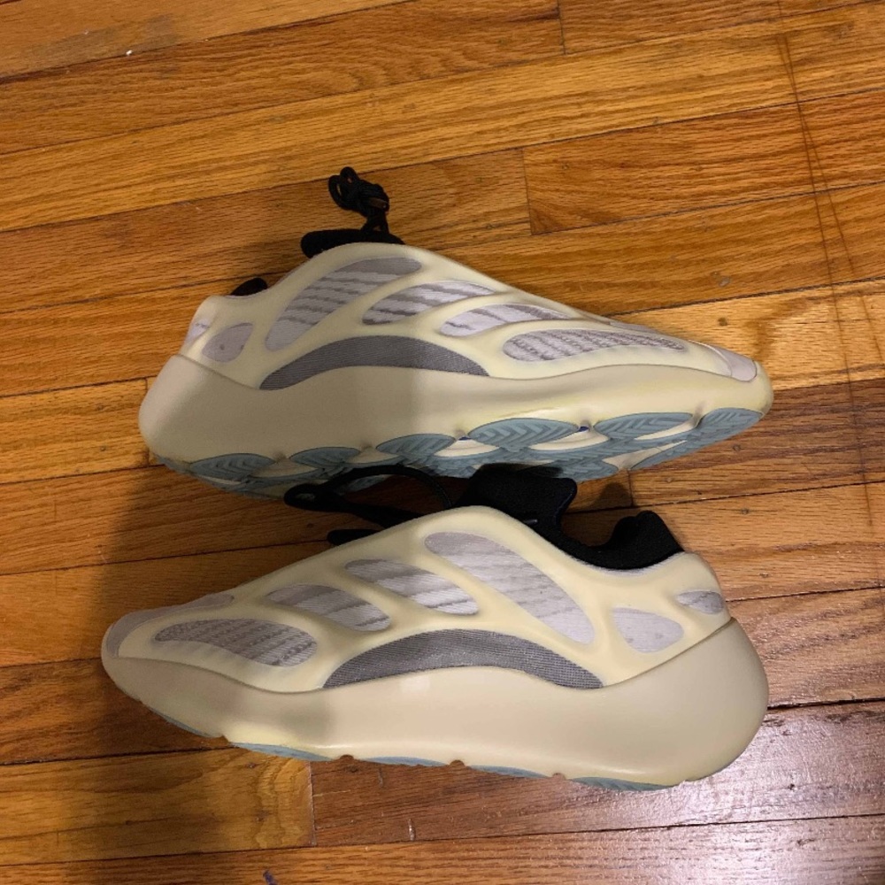 Adidas Yeezy 700 v3 Azael size 10